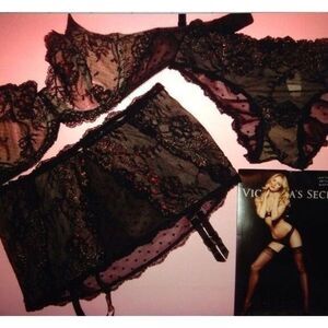 NWT Victoria's Secret 32D,32DD BRA SET+garter skirt Black Gold ANGEL FANTASIES